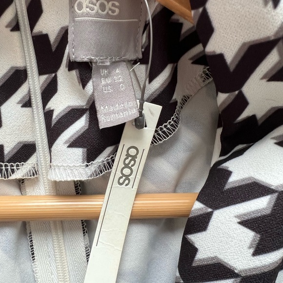 ASOS DESIGN Plunge Tux Jumpsuit in houndstooth - Picture 9 of 11